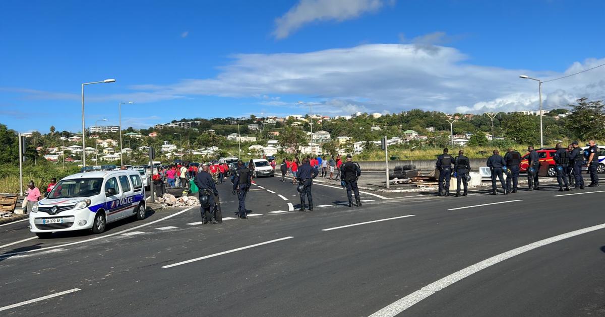 Le rond-point de Mahault totalement débloqué, policiers et gendarmes sur place