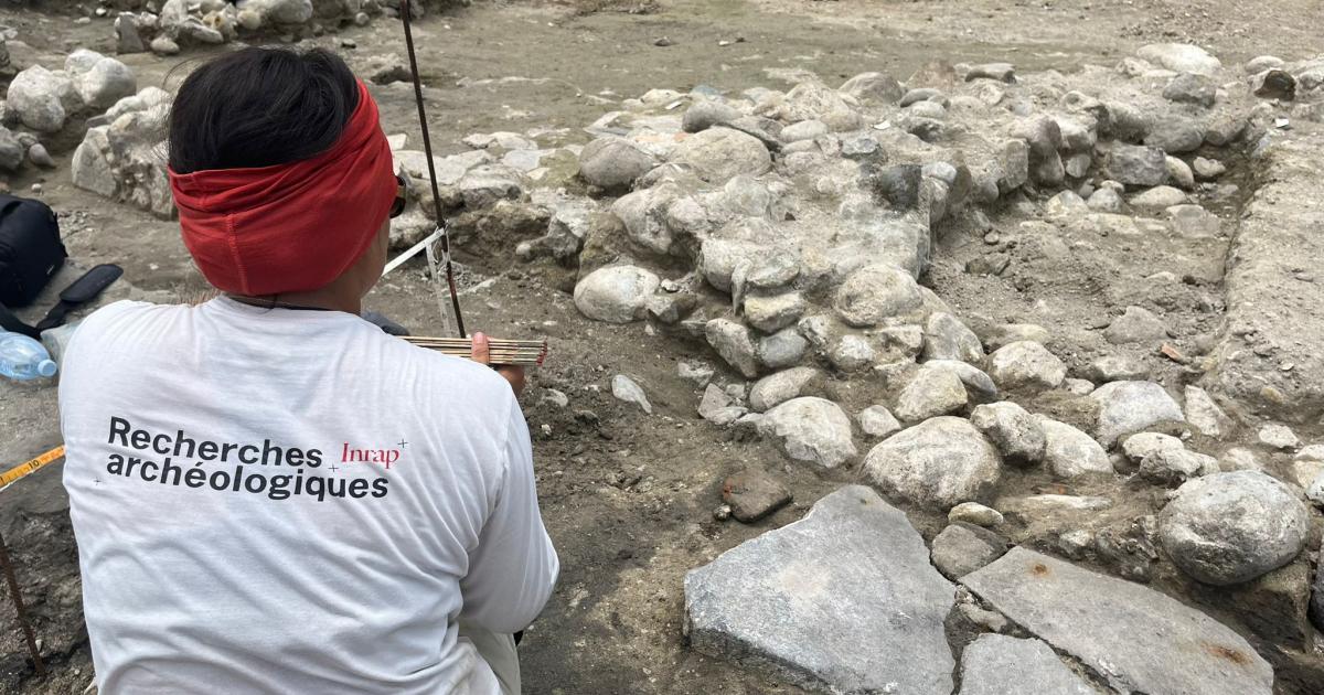 Sous le parking de la Savane à Fort-de-France, les archéologues examinent les vestiges du 18e siècle