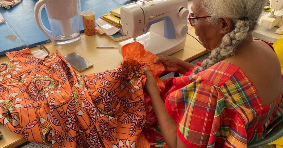     





[IMAGES] Jala met la robe Gole à l’honneur lors d’un atelier couture 




