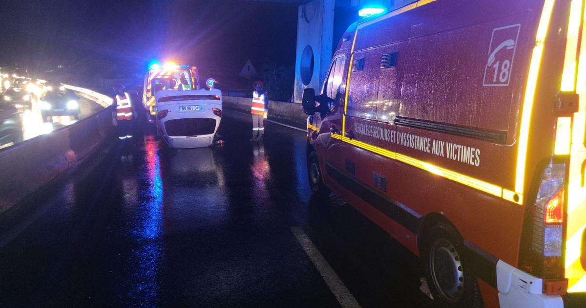 Spectaculaire accident : une voiture sur le toit sur la Rocade à Fort-de-France