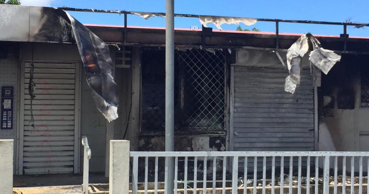 Incendie volontaire devant la Poste de Vieux-Habitants