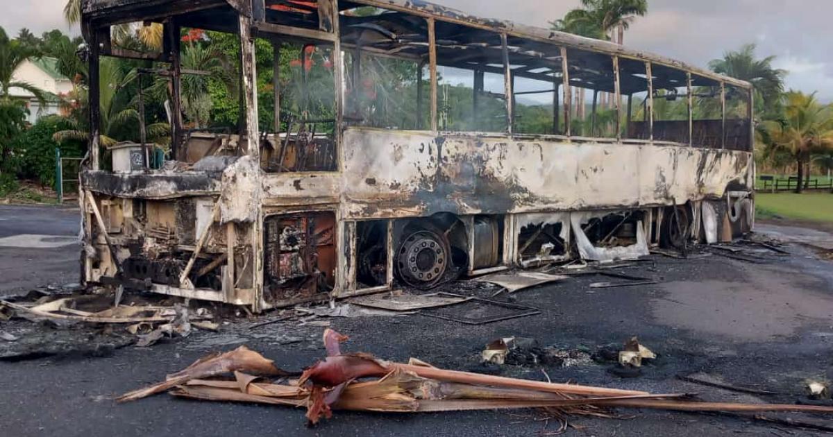 Un bus volé puis incendié la nuit dernière en Guadeloupe