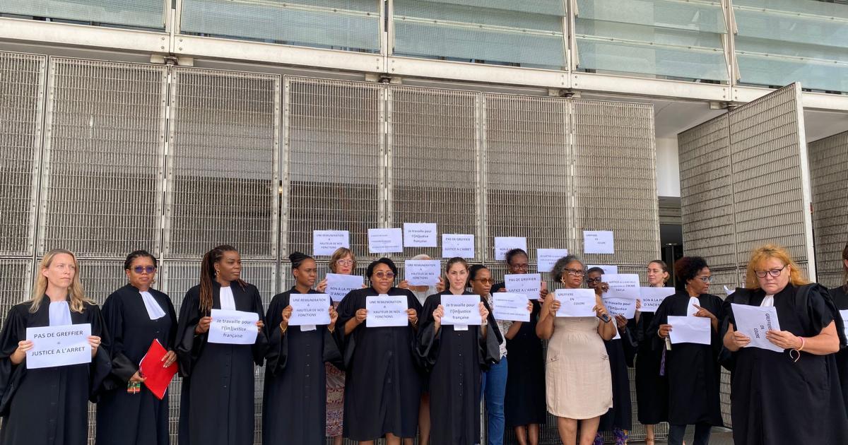 Une vingtaine de greffiers mobilisée à l'entrée du palais de justice de Fort-de-France