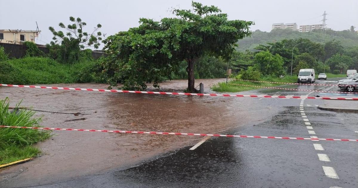 « Fortes pluies et orages » en Martinique : l’eau monte dans plusieurs communes