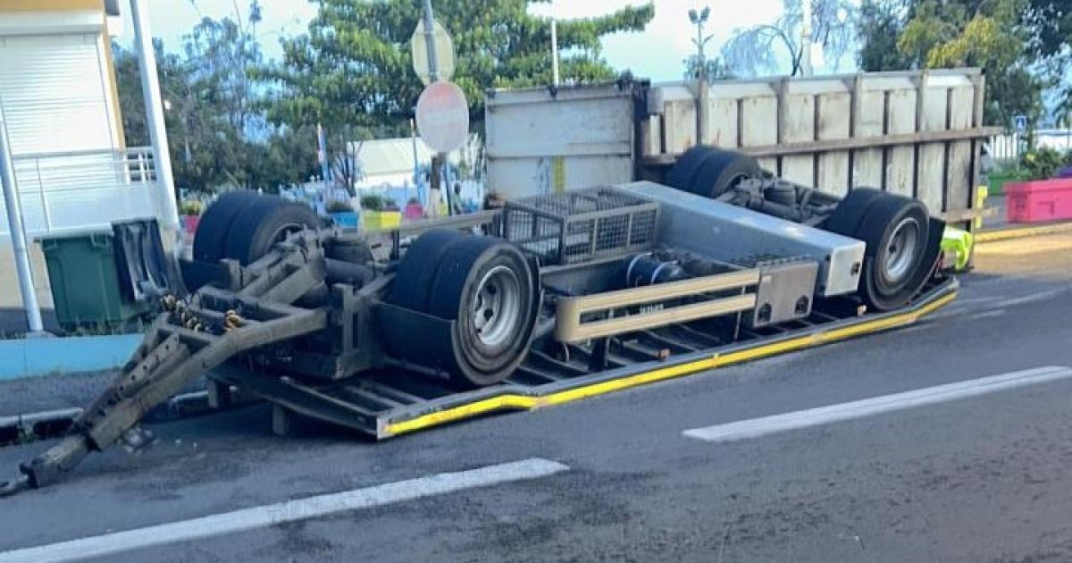 La remorque d’un poids lourd renversée perturbe la circulation à Sainte-Rose