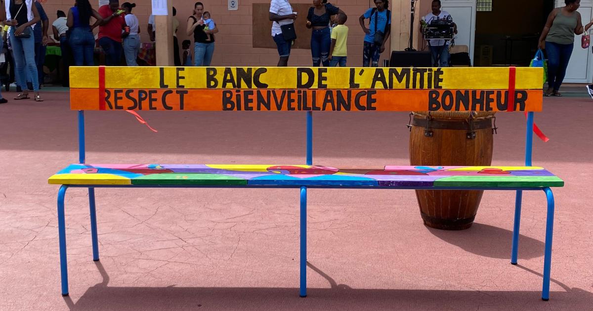 Rivière-Pilote : un « banc de l’amitié » inauguré à l’école En Camée contre le harcèlement scolaire
