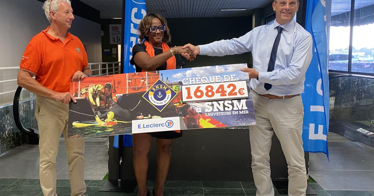 L’enseigne Leclerc reverse un chèque de 16 000 euros à la SNSM Antilles
