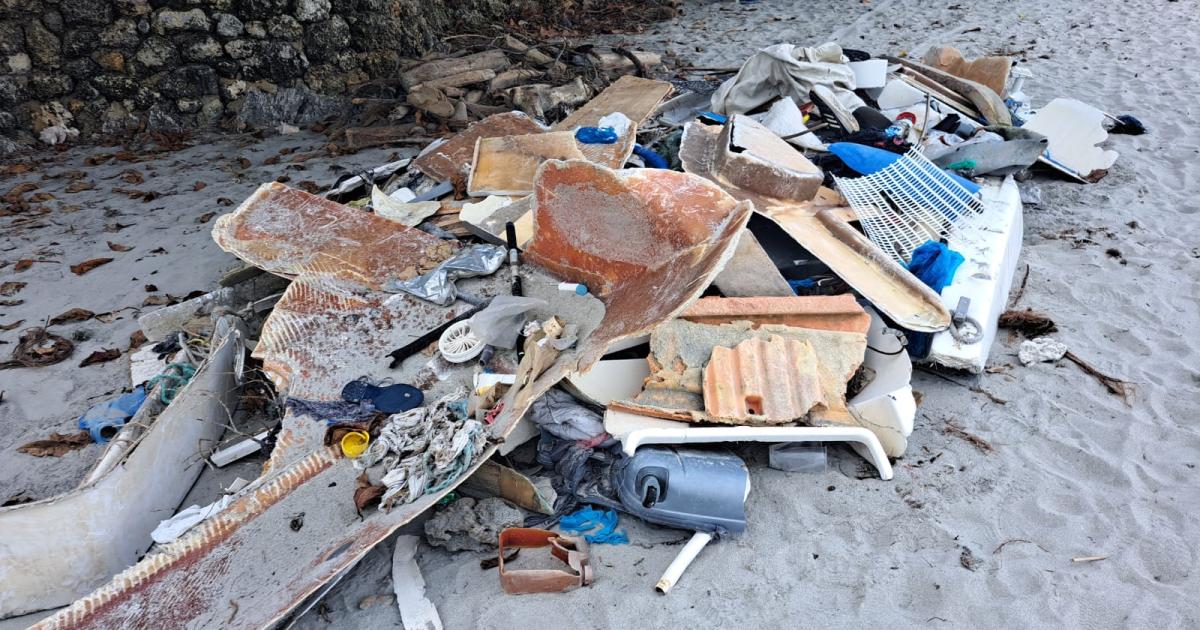 Anse Canot au Gosier : après « Tammy », une plage « dépotoir »