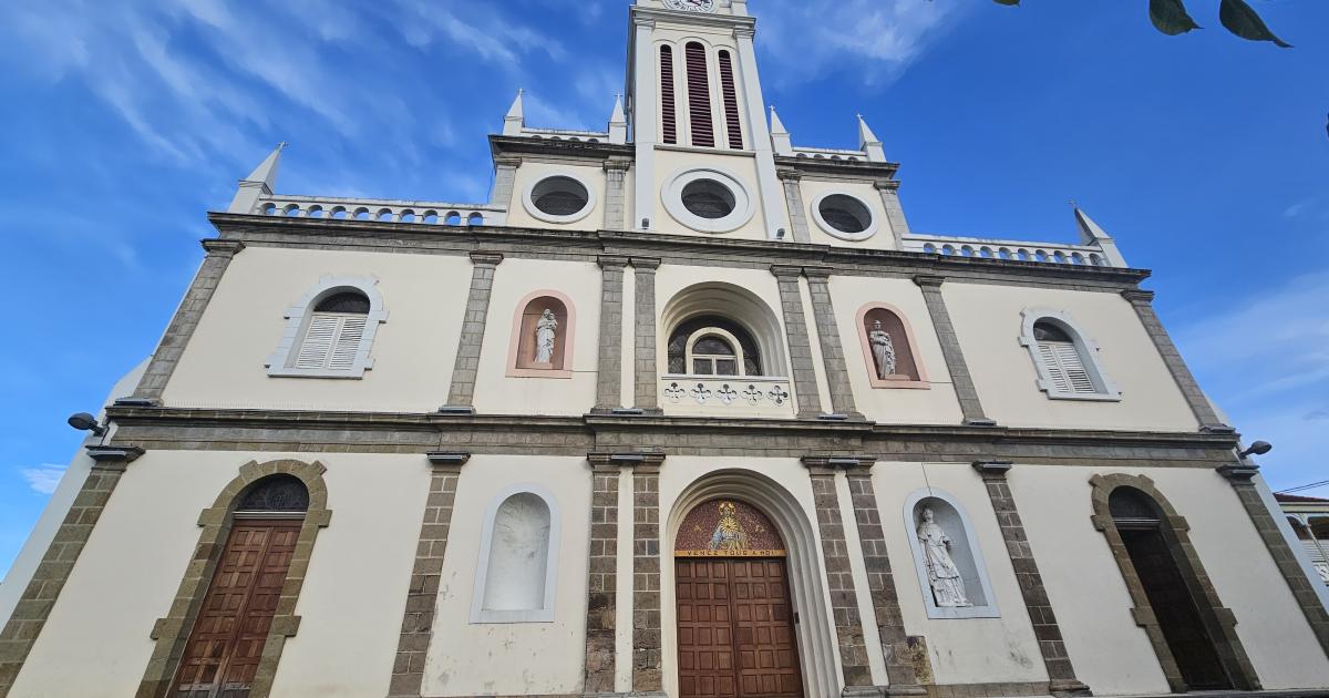 Les pompiers éteignent un incendie dans l'église du Lamentin