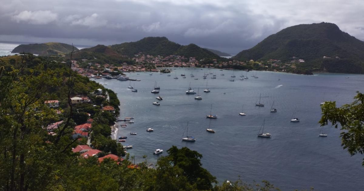 Des touristes réservent un hôtel à Saintes au lieu des Saintes