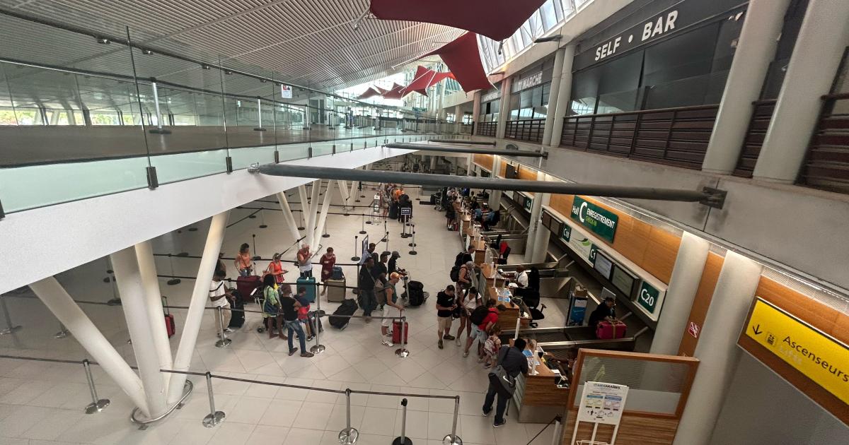 Fermeture de l’aéroport Aimé Césaire : 1 117 passagers déroutés vers la Guadeloupe