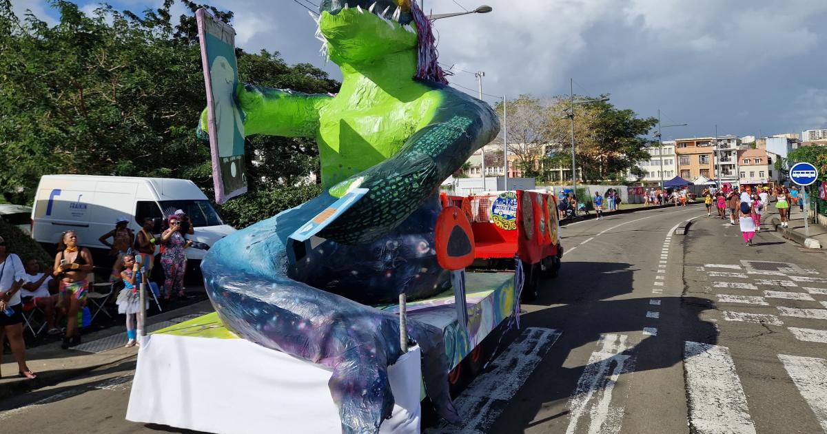 Mi-crocodile, mi-baleine, un Vaval connecté règne sur le carnaval de Fort-de-France