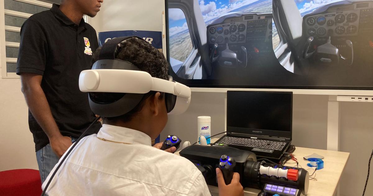 Des collégiens pilotent un avion grâce à la réalité virtuelle !