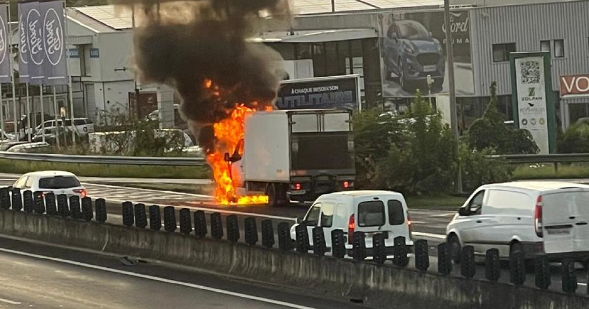 Un camion en flamme sur la route nationale 1