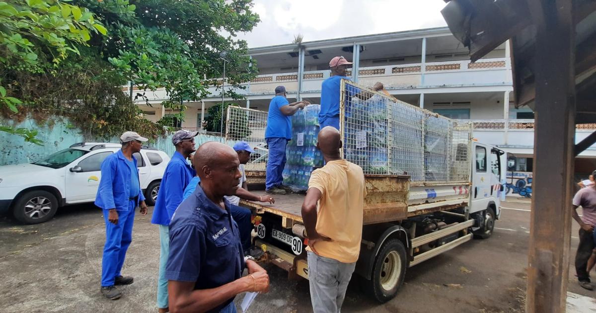 Crise de l'eau : écoles fermées et distribution de bouteilles