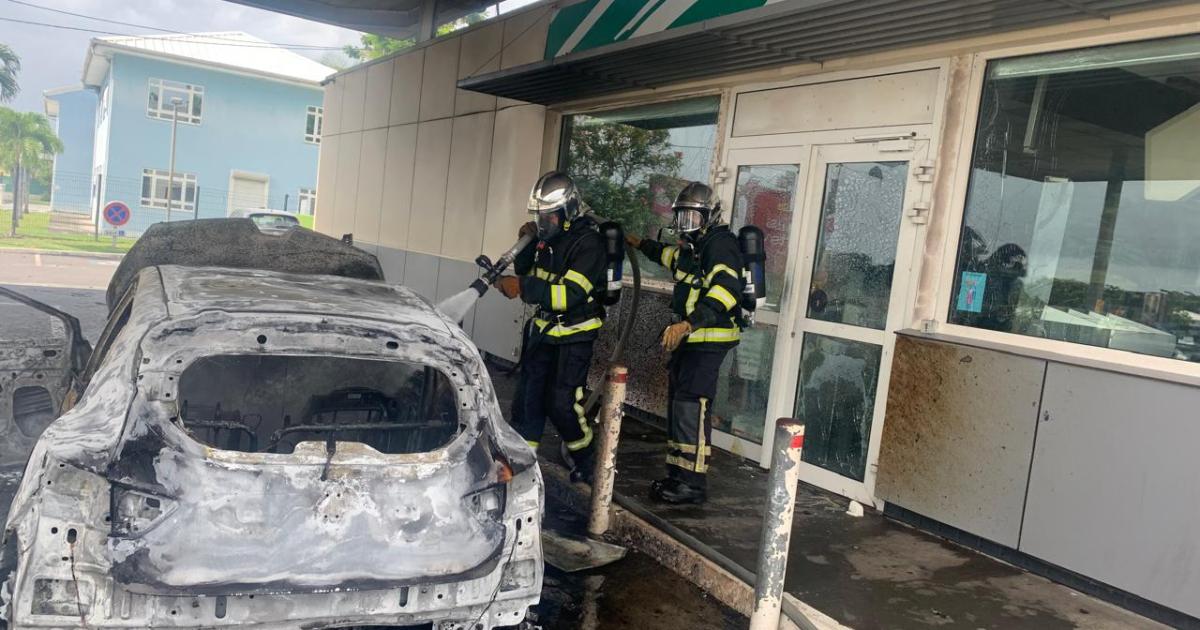Un voiture en feu dans une station-service de Baie-Mahault