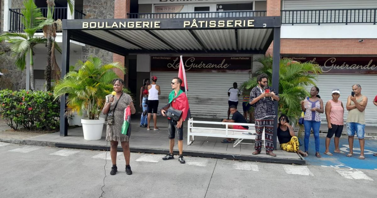 Des employés de la Guérande et leurs soutiens manifestent devant la boulangerie aux Trois-Îlets