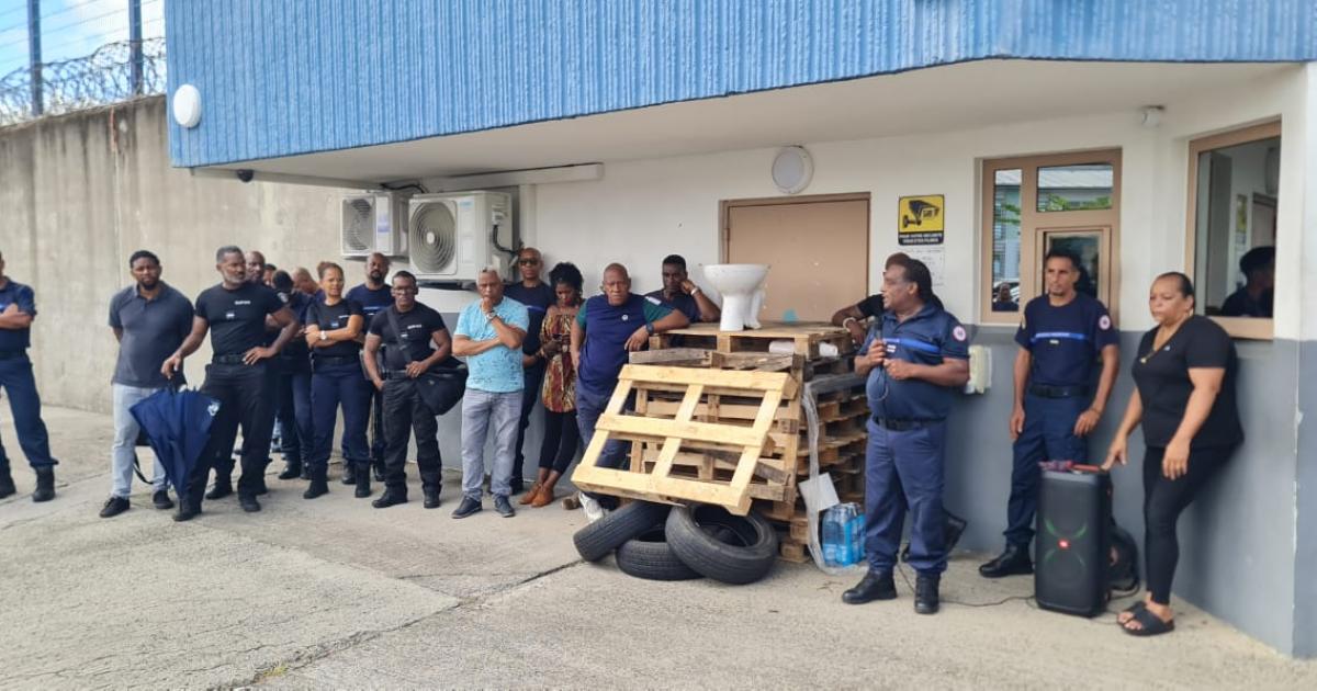 Une centaine de surveillants mobilisés devant le centre pénitentiaire de Ducos