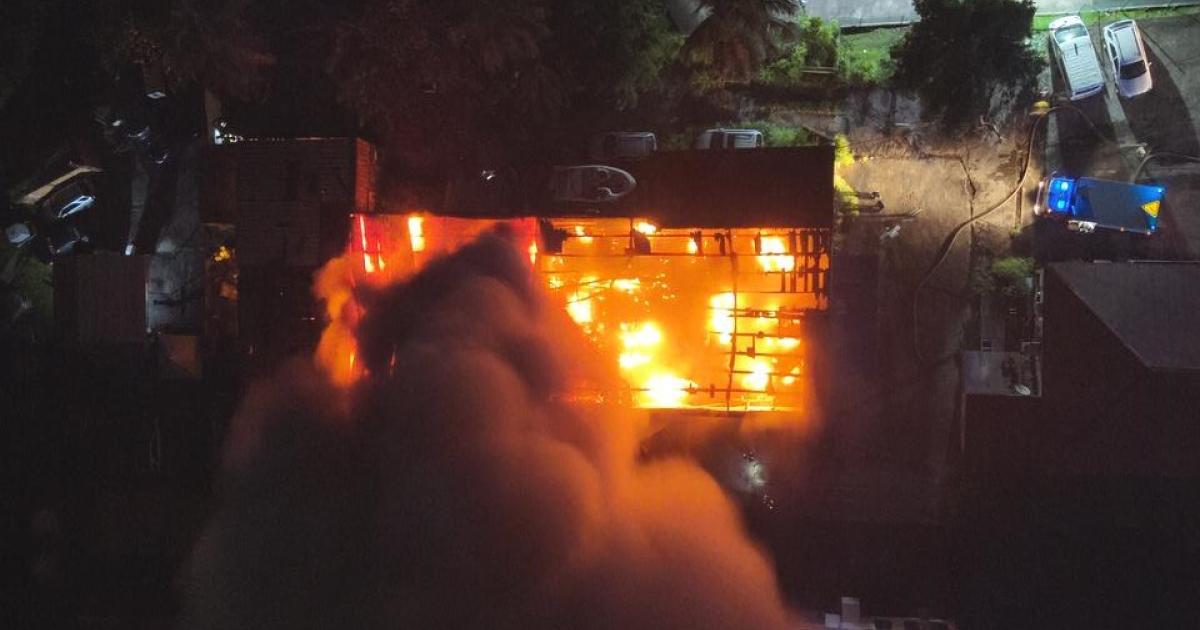 Les pompiers à pied d’œuvre pour maitriser un incendie dans un entrepôt à Jarry