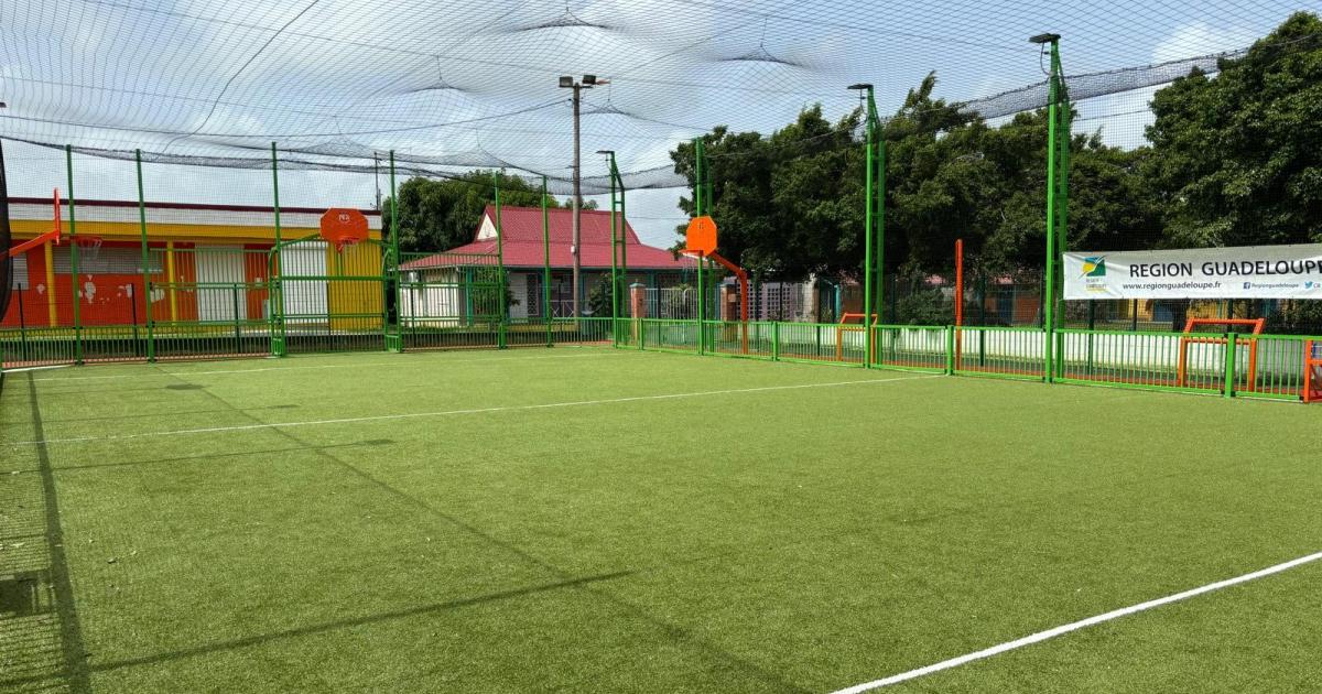 Inauguration d’un city stade à Petit-Canal