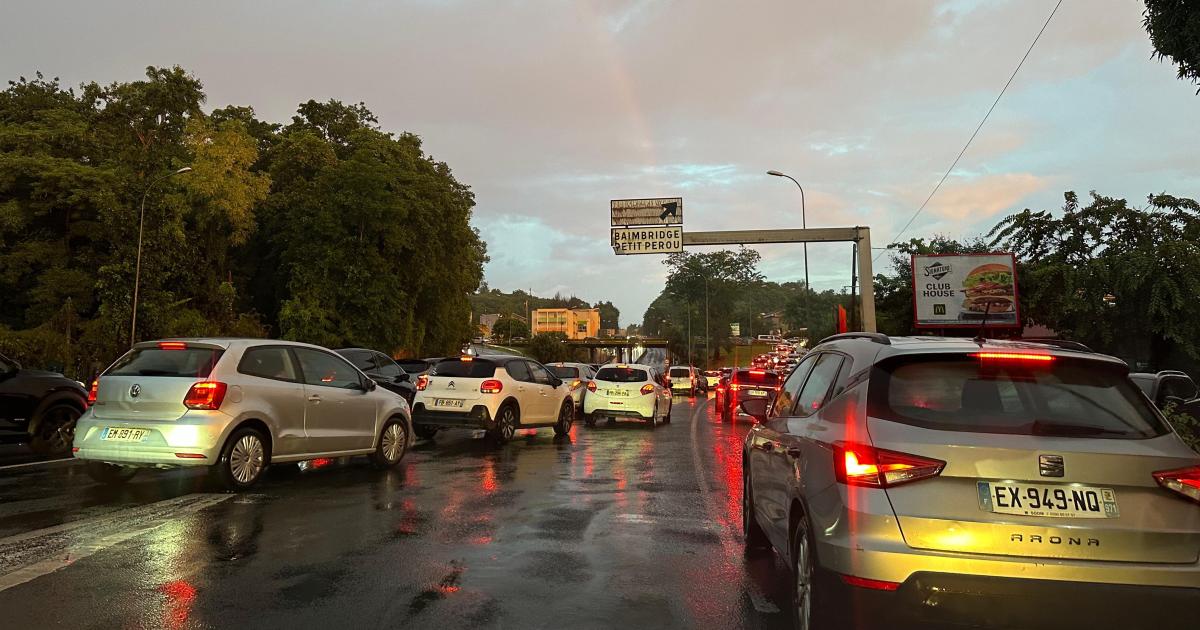 La montée des eaux sous le pont de Baimbridge provoque de gros embouteillages sur la RN1