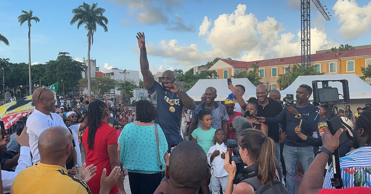     





[Direct] Le retour de Teddy Riner en Guadeloupe





