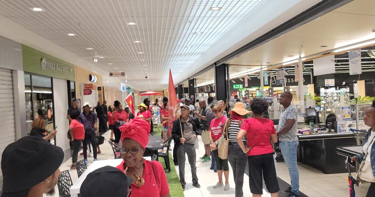 Mobilisation contre la vie chère au Leclerc de Bas du Fort au Gosier