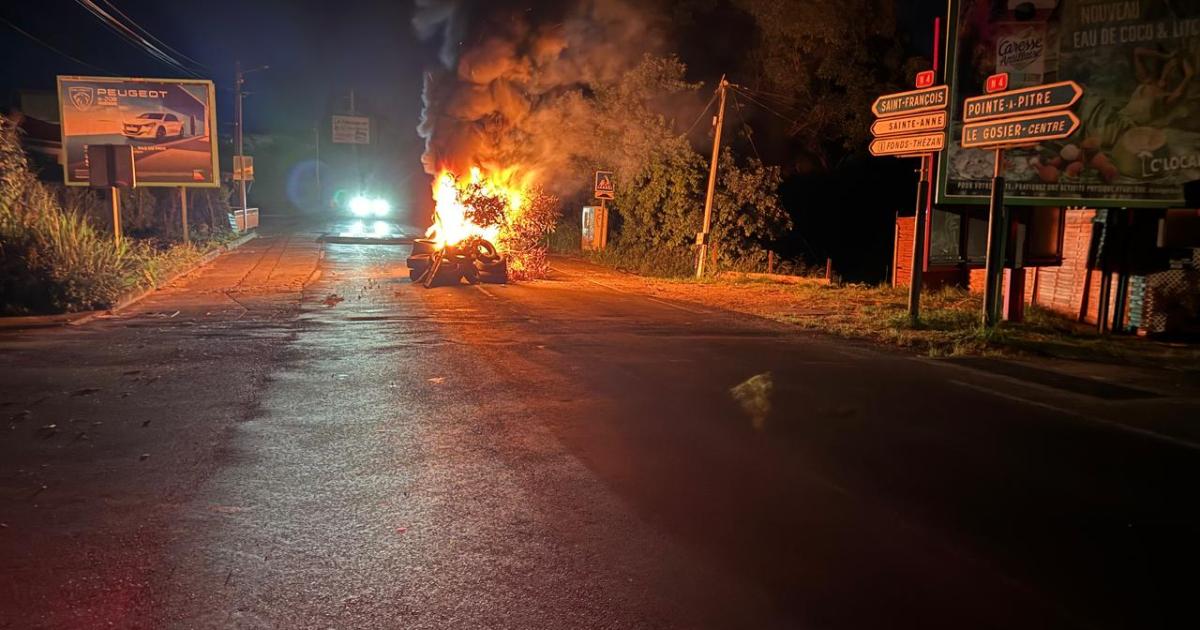 Des barrages érigés dans plusieurs communes de Guadeloupe durant la nuit