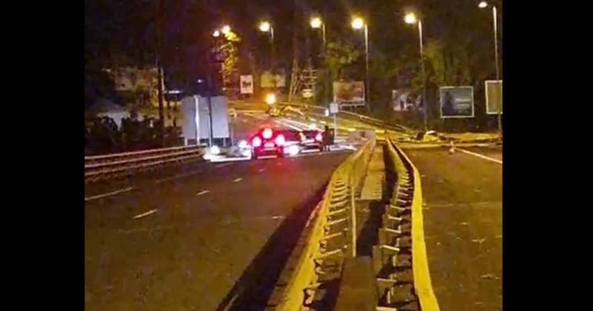 Une tractopelle incendiée sur la RN1, un barrage à Lacroix au Moule : nuit agitée sur les routes de Guadeloupe