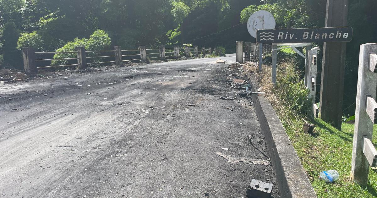Barrage de Chapelle (Saint-Joseph) déblayé : « ici, on est une famille, on bloque pour se faire entendre »