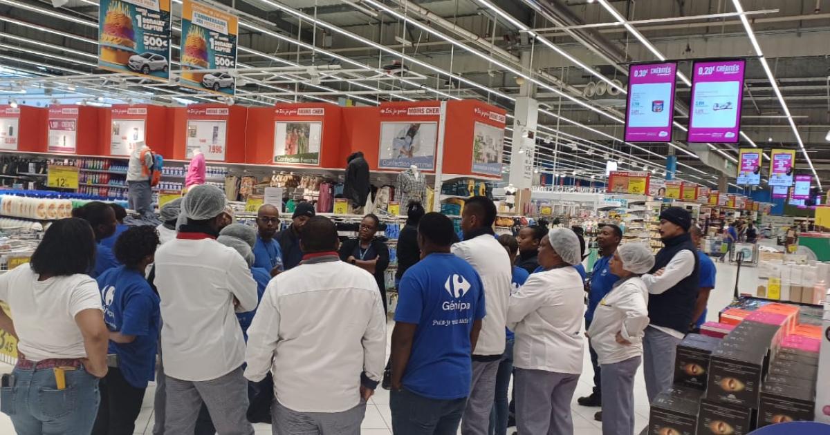 Vie chère : les salariés de deux hypermarchés débrayent pendant 45 minutes