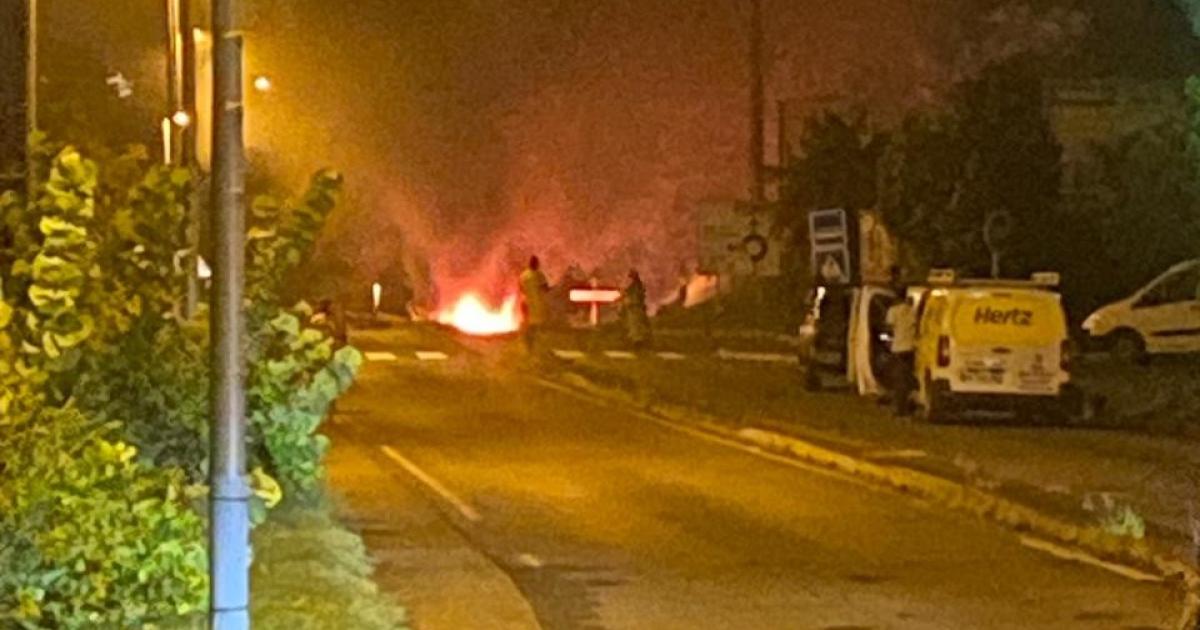 Un barrage en feu ce lundi matin à Sainte-Rose