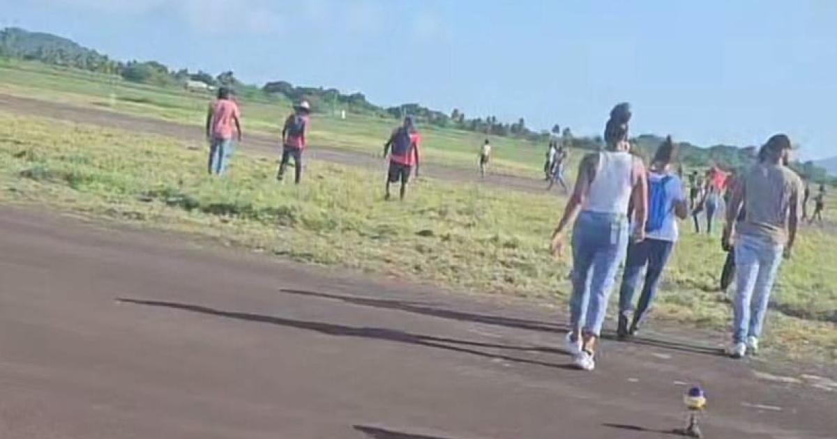 Plusieurs dizaines de personnes envahissent la piste de l'aéroport Aimé Césaire