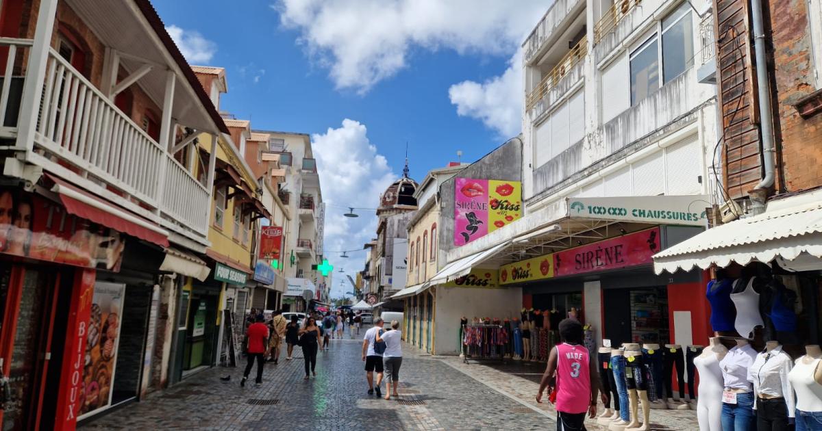 Au centre-ville de Fort-de-France, un semblant de vie normale
