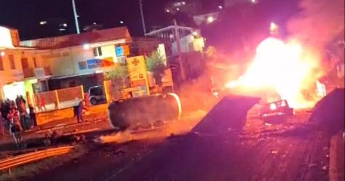     





Des feux de véhicules et des barrages la nuit dernière en Martinique





