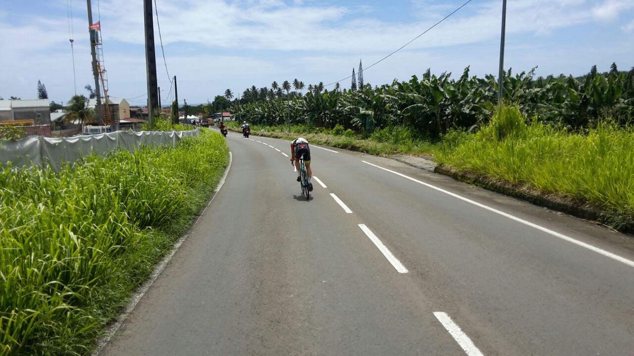 Oliver Jones (USA) dans la descente de la côte de Vivé au Lorrain