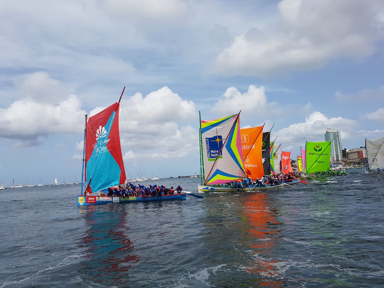 Les yoles godillent au départ de cette 1ère étape à Fort-de-France.