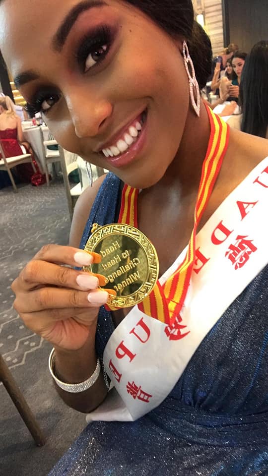 Morgane Thérésine avec sa médaille - Photo de Miss World Guadeloupe