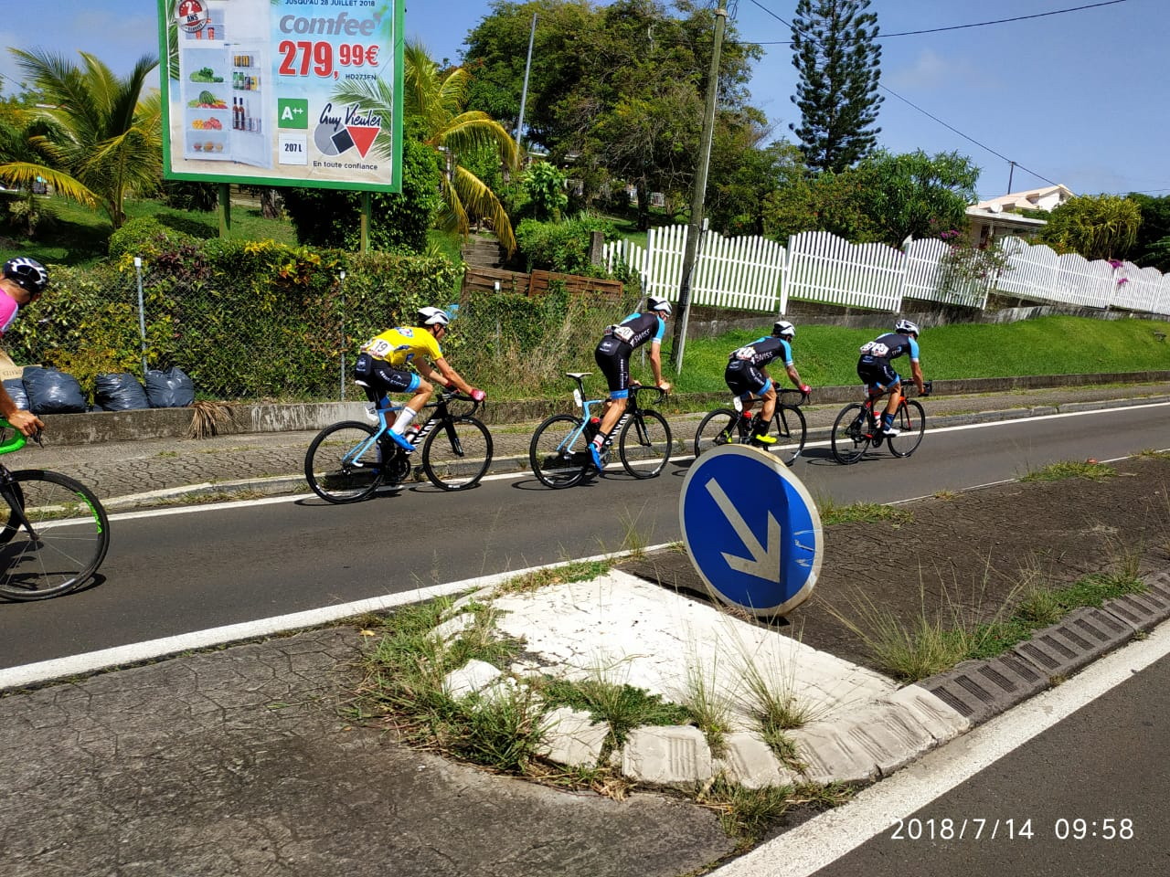 Tête du peloton maillot jaune à Dostaly au Francois