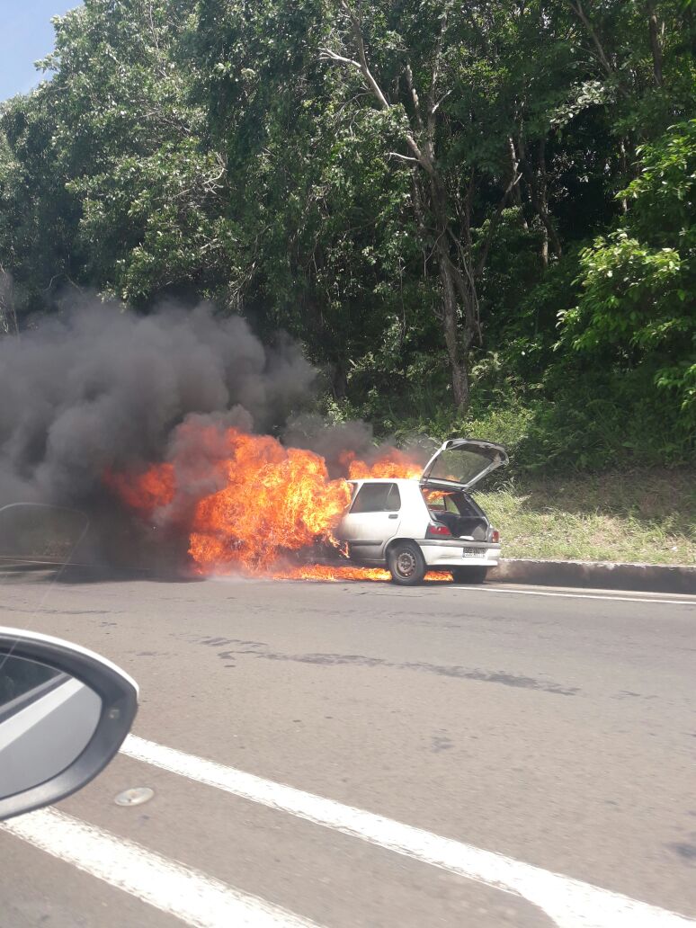 Voiture en flamme