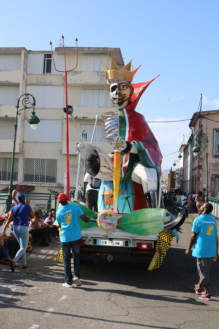 Le Vaval de Basse-Terre aété designé et réalisé par un jeune collectif d'artistes