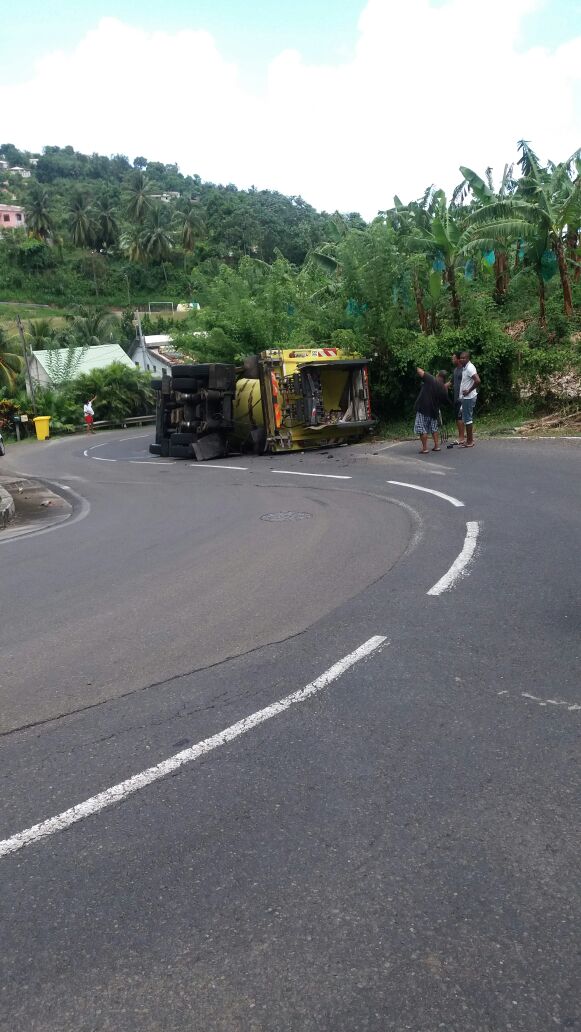 camion poubelle renversé