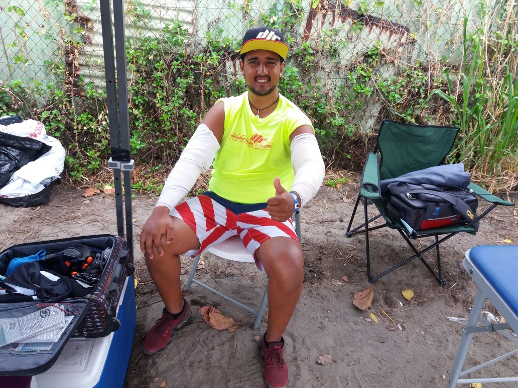 Anthony GRANGER, 1er Guadeloupéen au classement général provisoire, prépare ses muscles à l'effort.