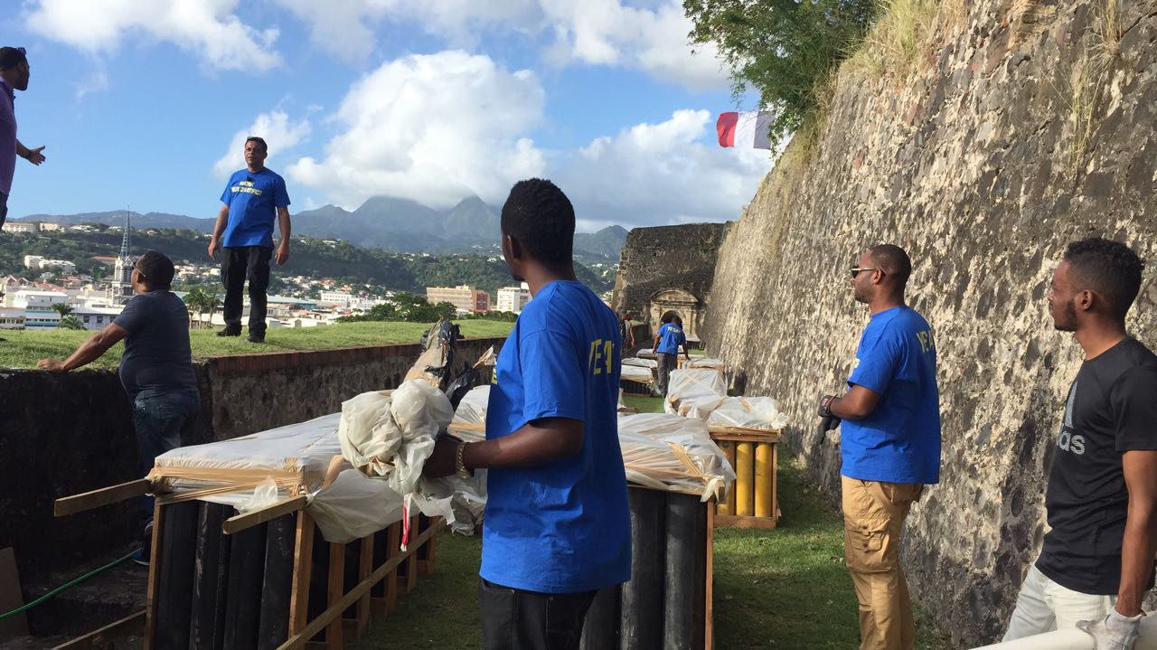 Préparatifs du feu d'artifice des Boucans de la Baie