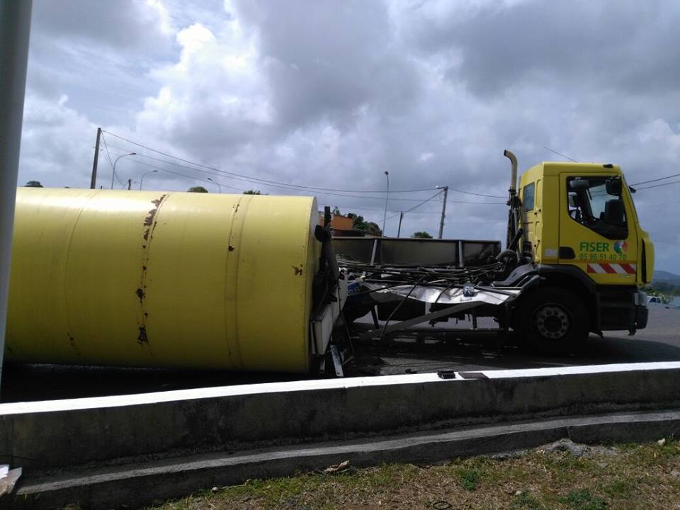 Camion benne accidenté au François en Martinique