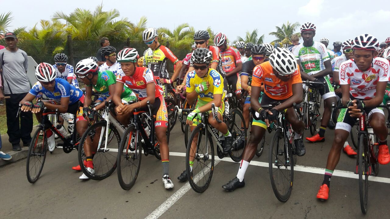 Les coureurs au départ à Ducos