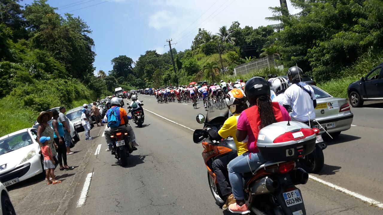 Le peloton dans la montée de l'Estrade