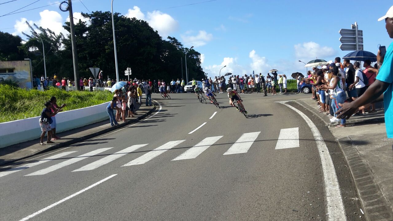 James Jobber (GB), Juan José Cuanto Montero (République Dominicaine), Owan Nubul (VCF) font la jonction avec Mickael Laurent (UCS) dans la montée de Morne Pitault