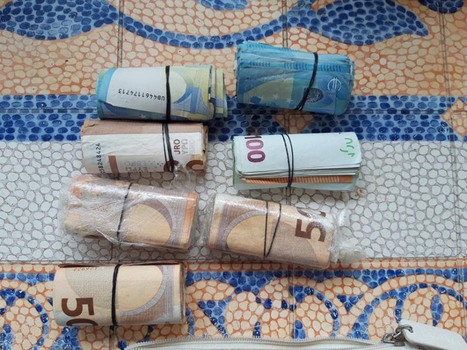 Des liasses de billets ont été retrouvées. Environ 18 000 euros. 