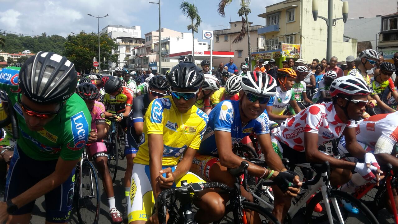 Les coureurs sur la ligne de départ à Fort-de-France lors de la 3ème étape